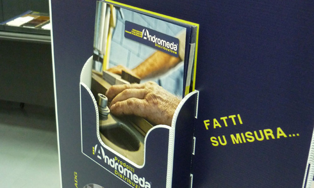 Totem in polionda per fiera con tasca porta brochure